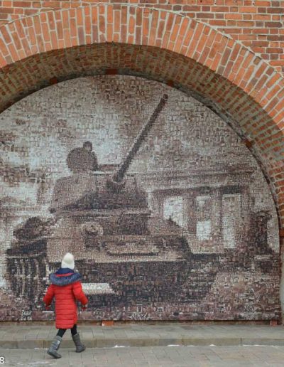 Célébration des combattants de la Guerre 1941-1945. Le char est composé de photos de soldats