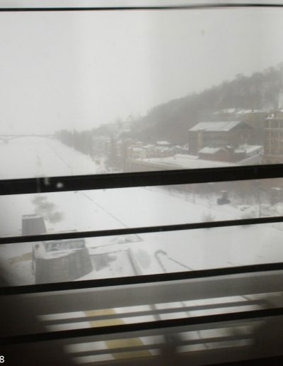 Sur la ligne de métro qui franchit l’Oka